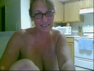Mature lady masturbates on webcam